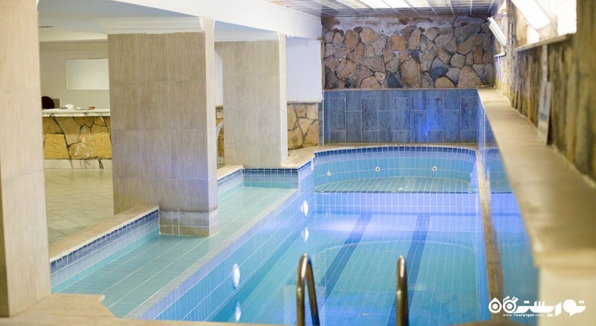 نمایی از استخر سرپوشیده هتل